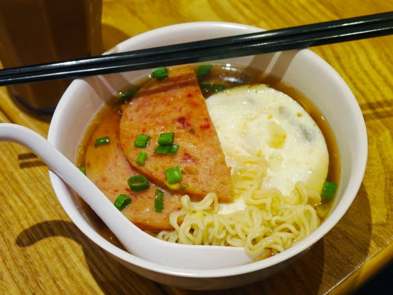 為什麼即食麵都是彎彎曲曲的？