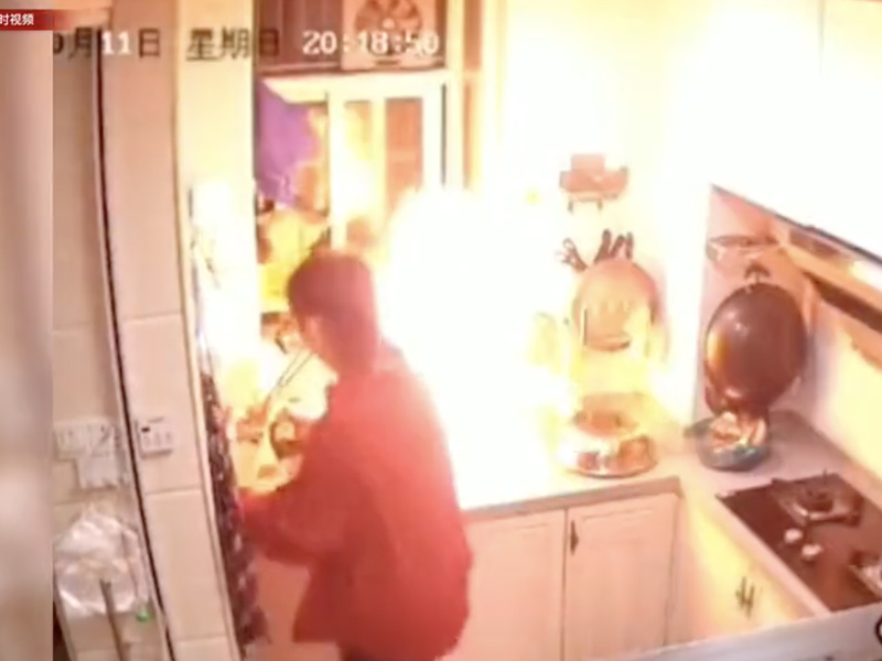 監控曝光!兒子在家煎蛋,媽媽一番操作他們的命差點沒了... 監控曝光!兒子在家煎蛋,媽媽一番操作他們的命差點沒了...
