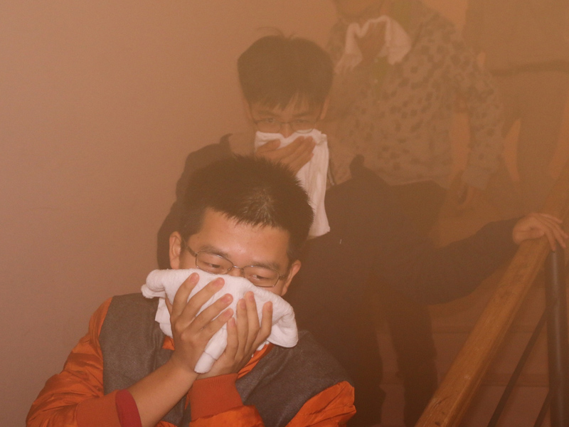 火災中到底該不該用濕毛巾摀住口鼻? 火災中到底該不該用濕毛巾摀住口鼻?