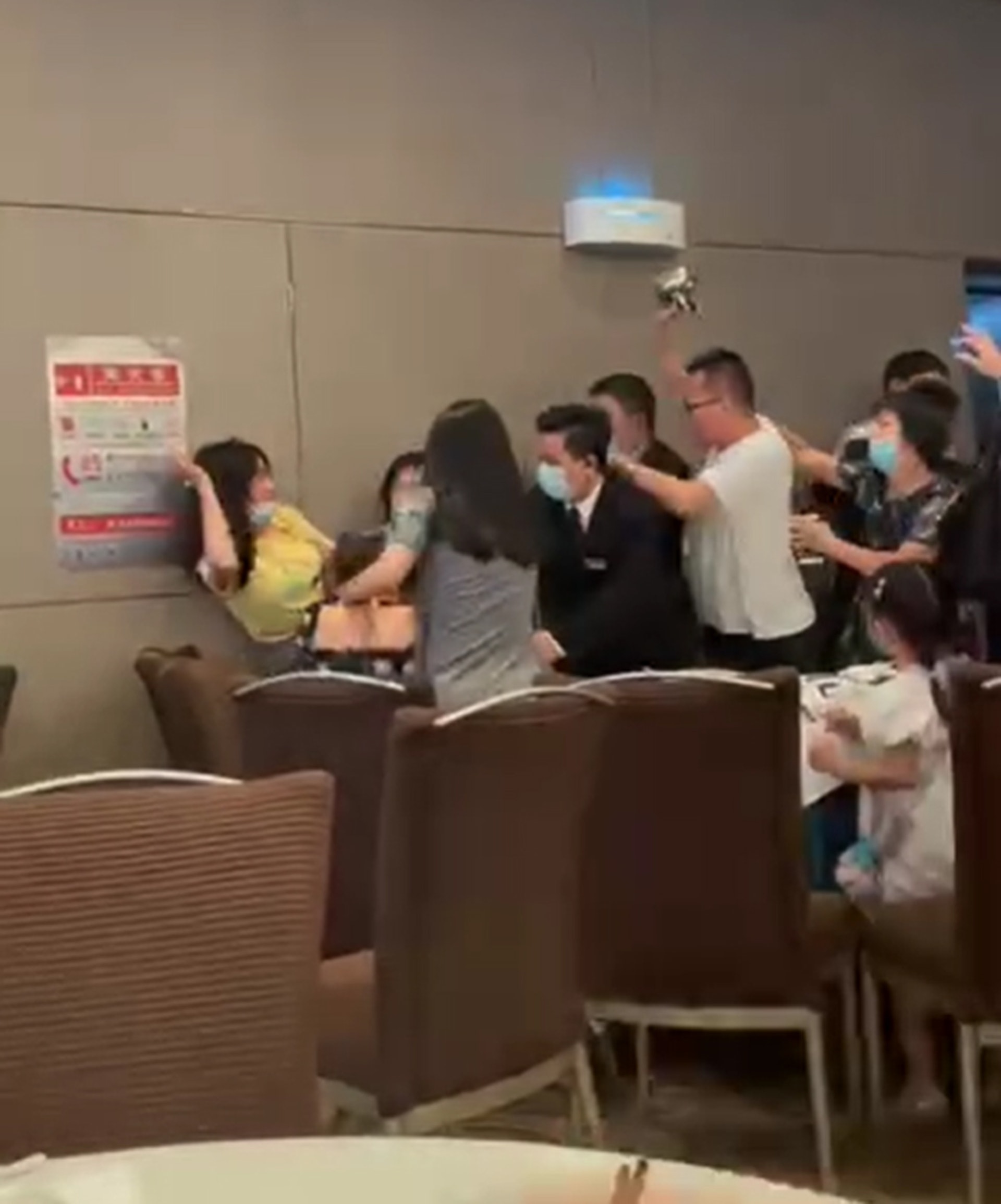 母親節酒樓激戰片瘋傳：武親節？
