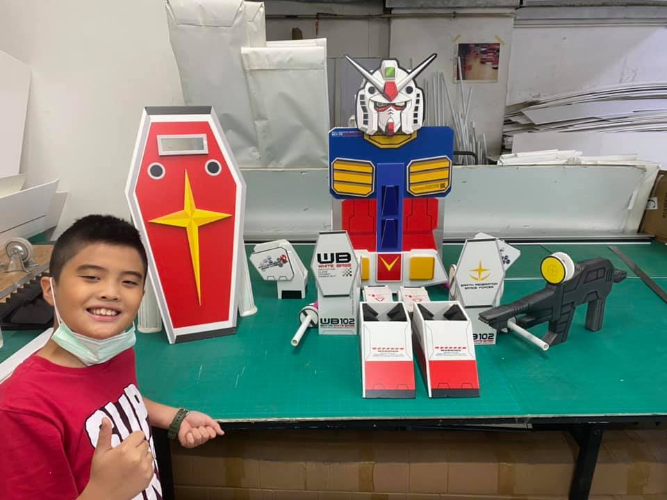 好爸爸為愛兒，親手用 Foam Board 製成高達武裝！