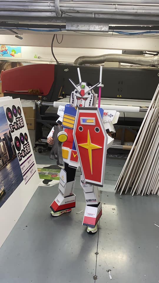 好爸爸為愛兒，親手用 Foam Board 製成高達武裝！