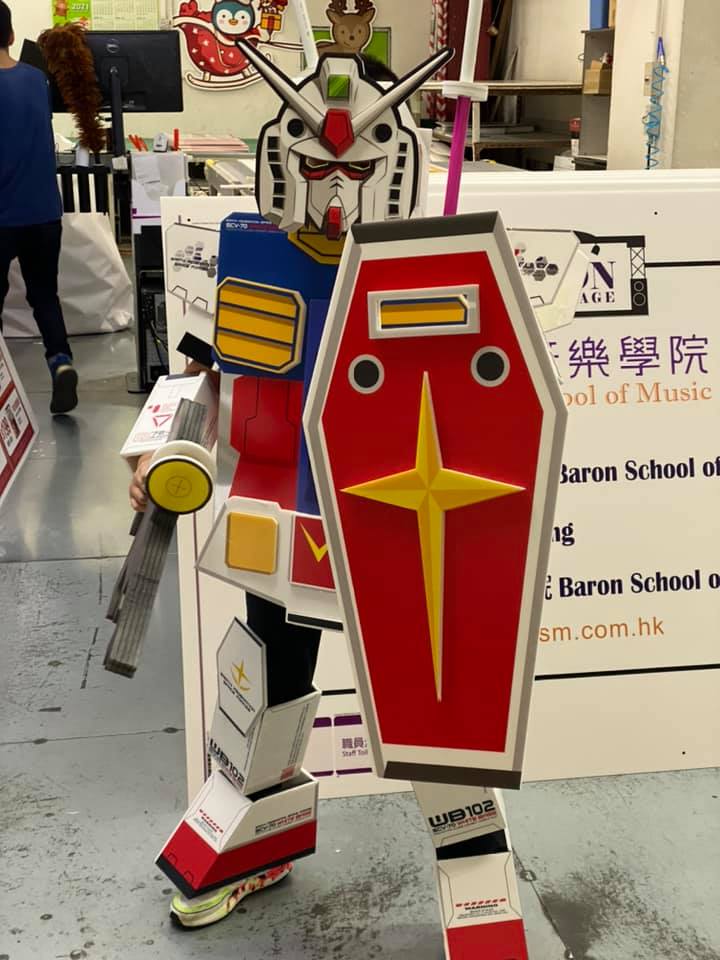 好爸爸為愛兒，親手用 Foam Board 製成高達武裝！