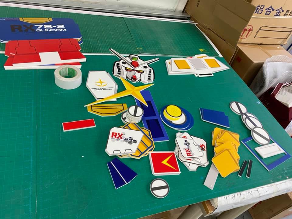 好爸爸為愛兒，親手用 Foam Board 製成高達武裝！