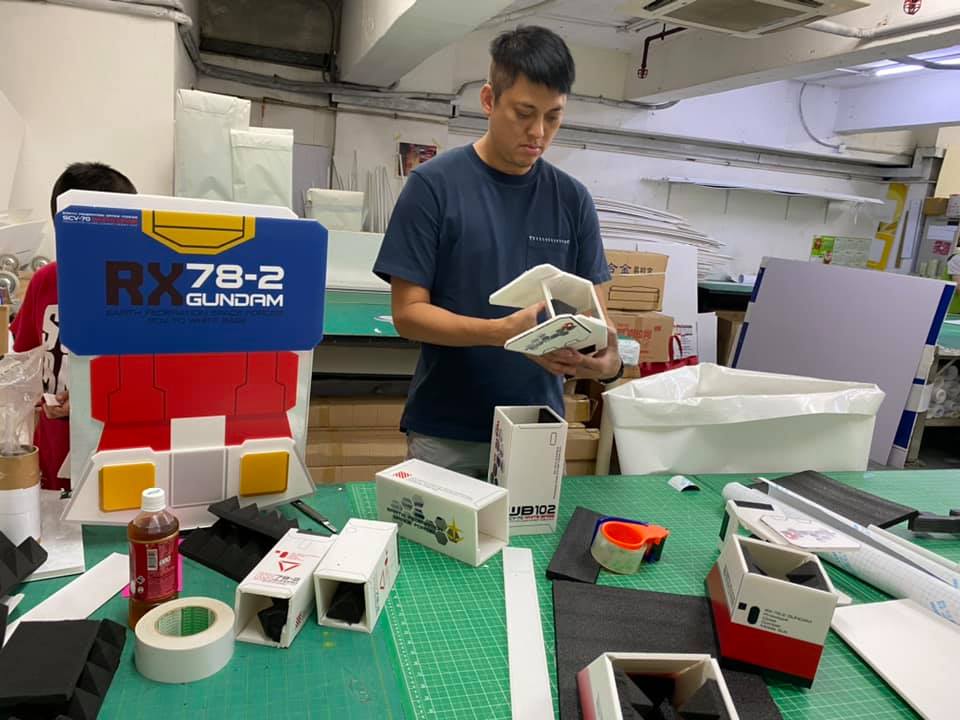 好爸爸為愛兒，親手用 Foam Board 製成高達武裝！
