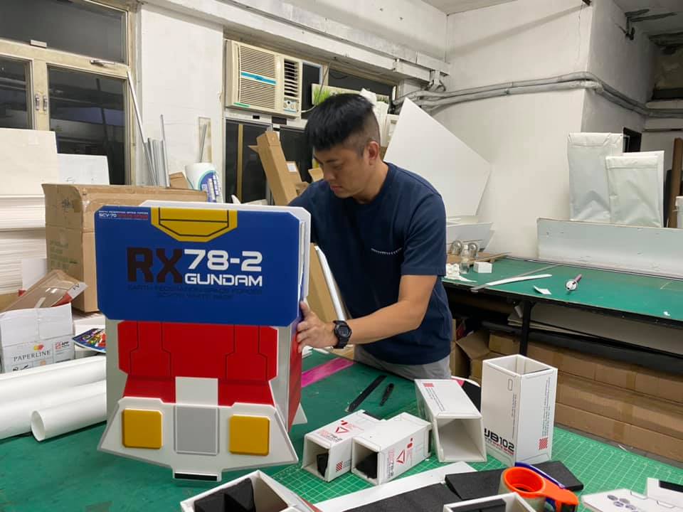 好爸爸為愛兒，親手用 Foam Board 製成高達武裝！