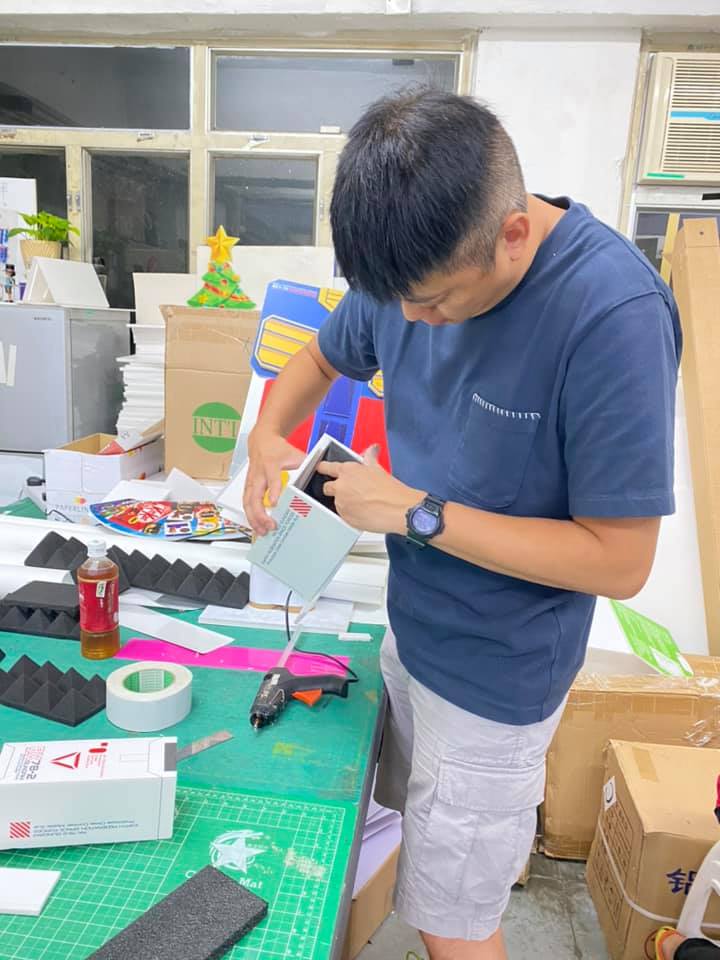 好爸爸為愛兒，親手用 Foam Board 製成高達武裝！