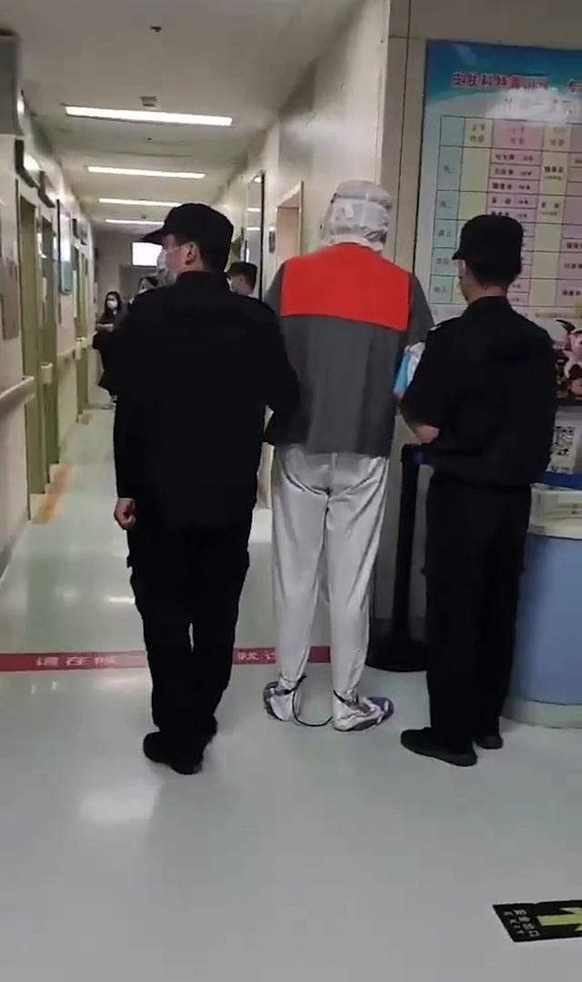 吳亦凡腳鐐頭套「看皮膚性病科」狼狽影片瘋傳
