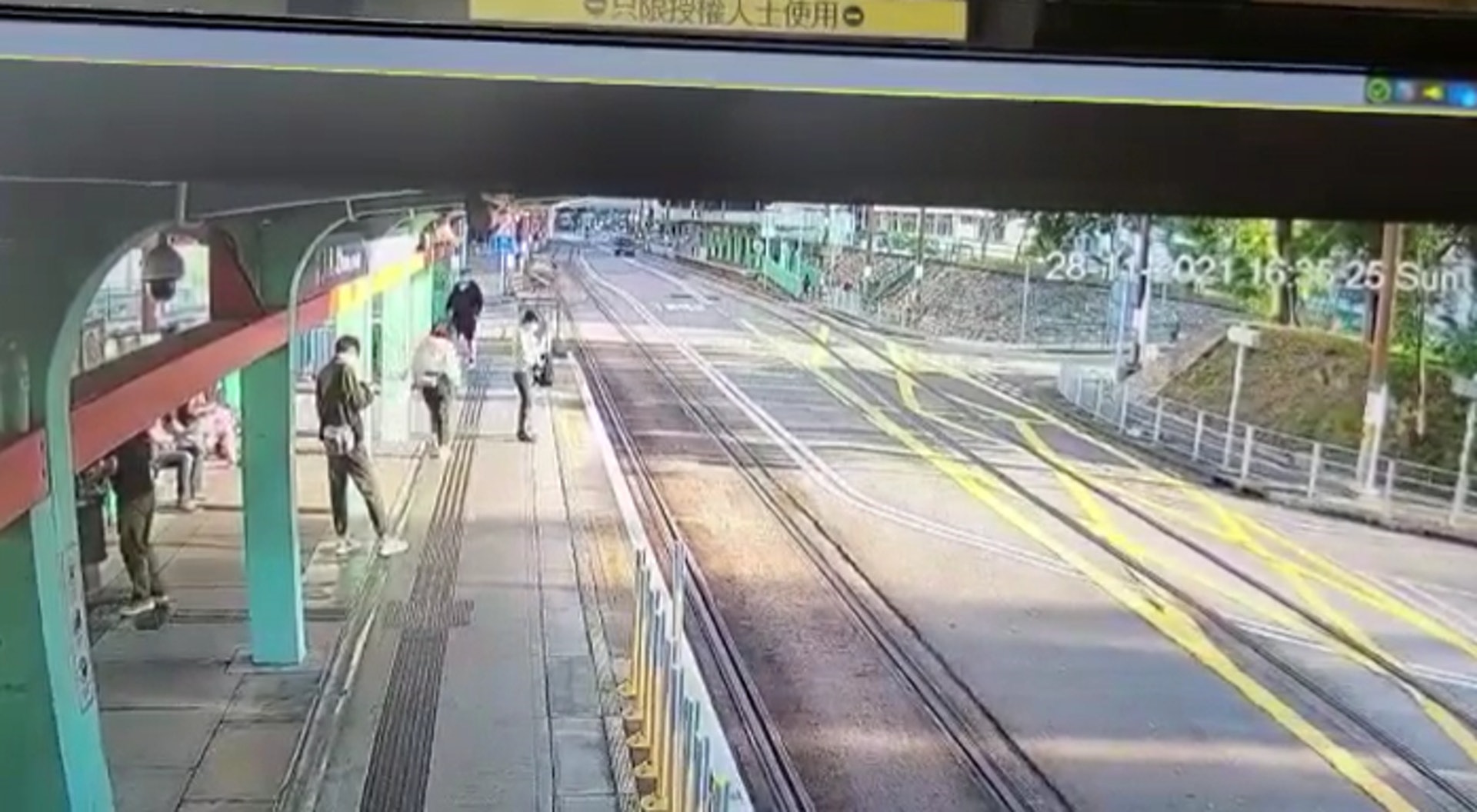 因為賭馬輸咗錢 所以推人落路軌