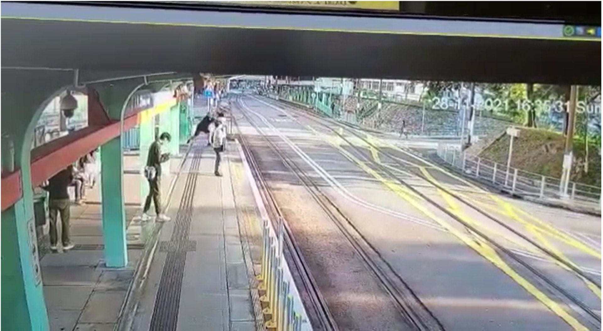 因為賭馬輸咗錢 所以推人落路軌
