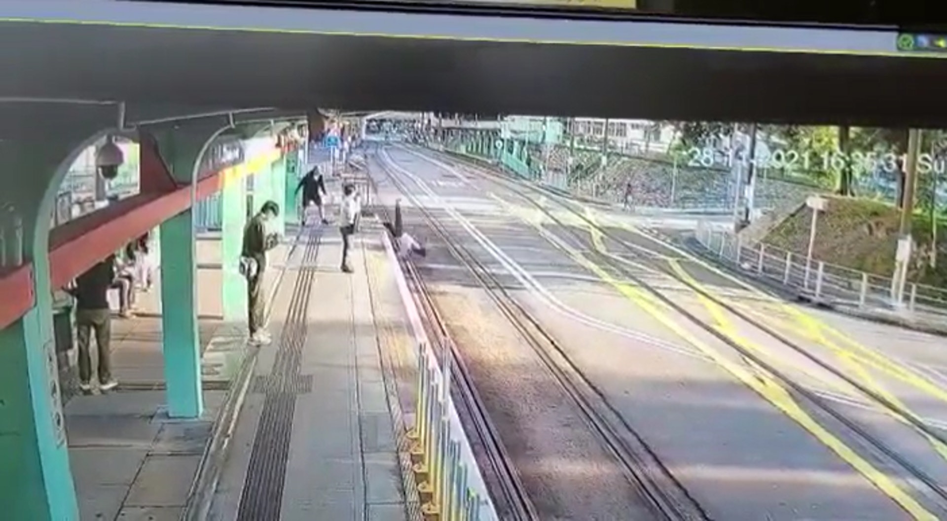 因為賭馬輸咗錢 所以推人落路軌