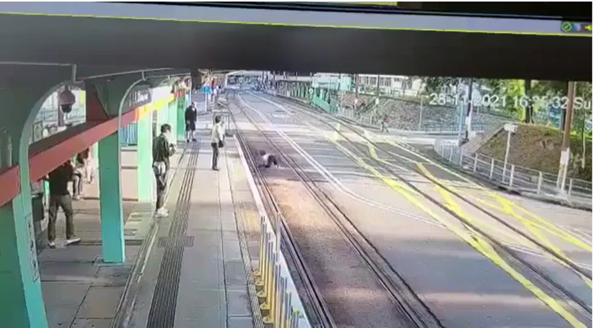 因為賭馬輸咗錢 所以推人落路軌