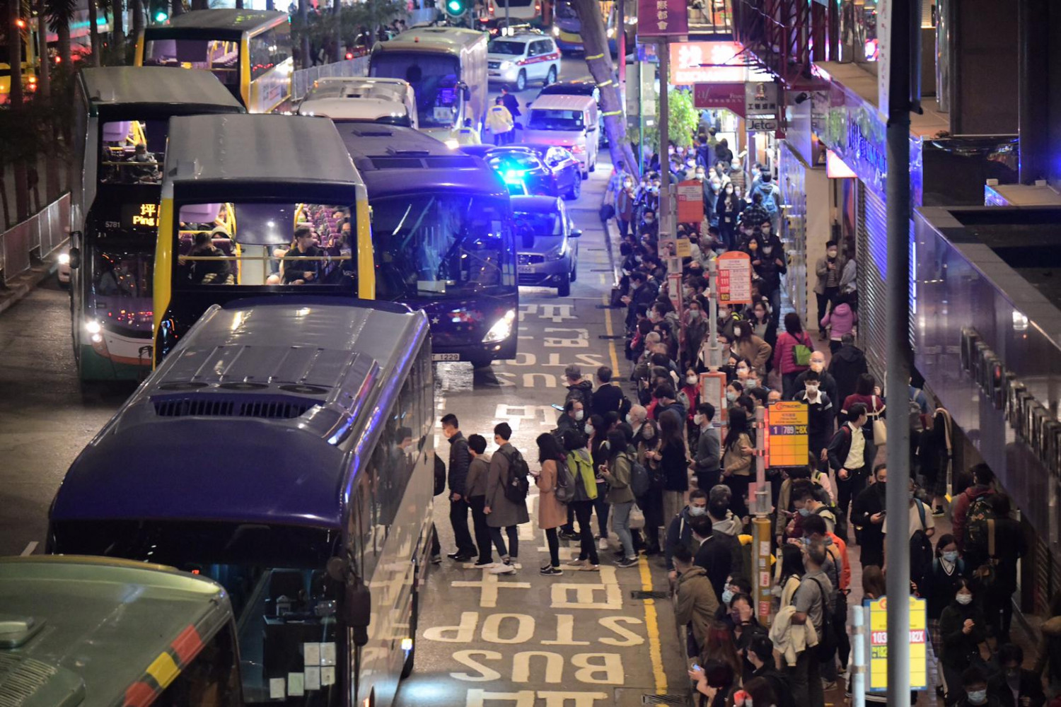 港鐵甩門 Uber 唔幫手清人潮反坐地起價