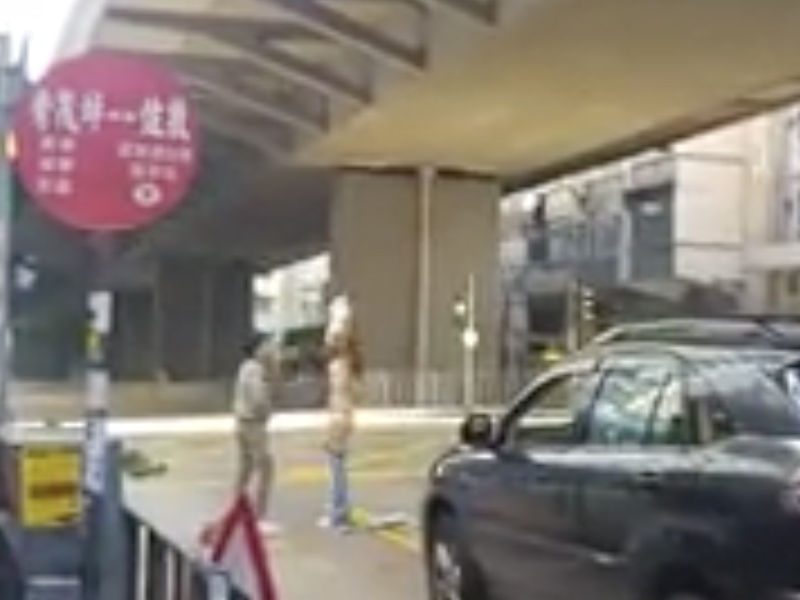 情侶馬路上激動鬧交,甚至脫 … 情侶馬路上激動鬧交,甚至脫 …