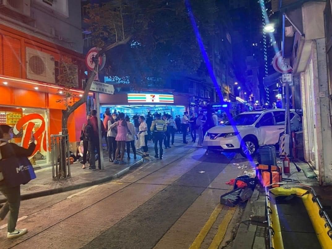 中環蘇豪區私家車斜路溜後撞8人 (更新)