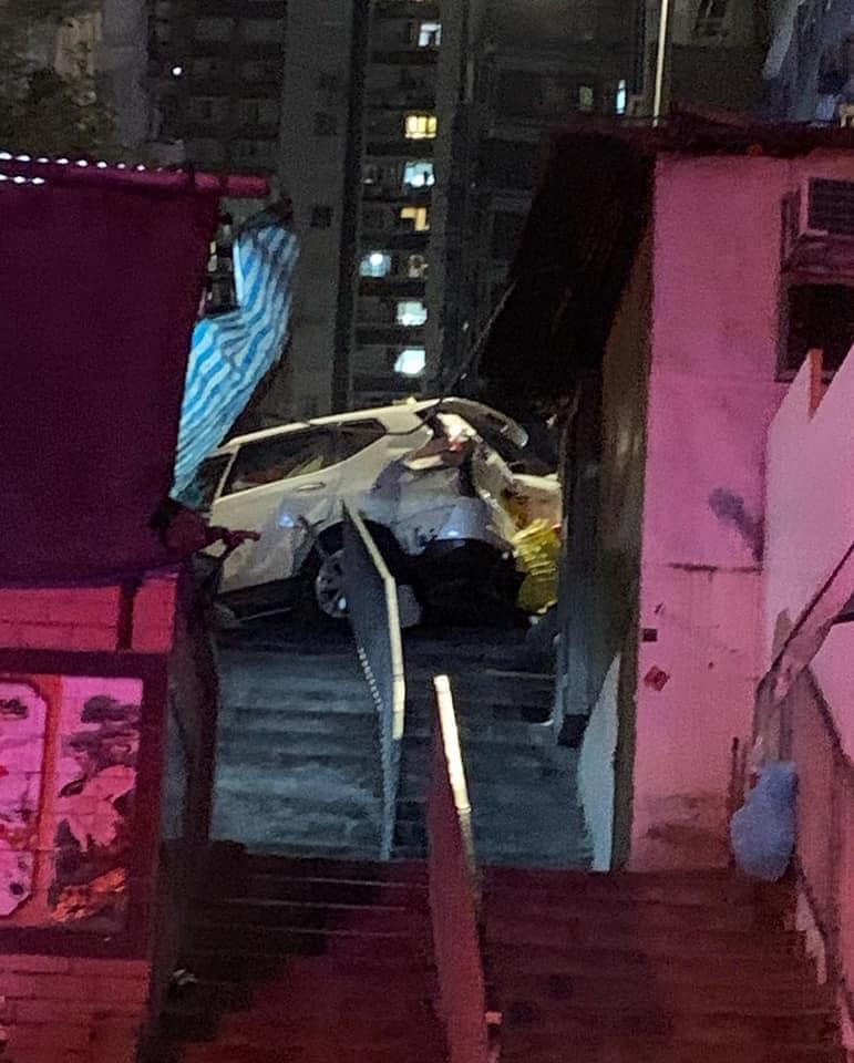 中環蘇豪區私家車斜路溜後撞8人 (更新)