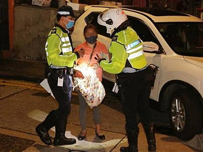 中環蘇豪區私家車斜路溜後撞8人 (更新)