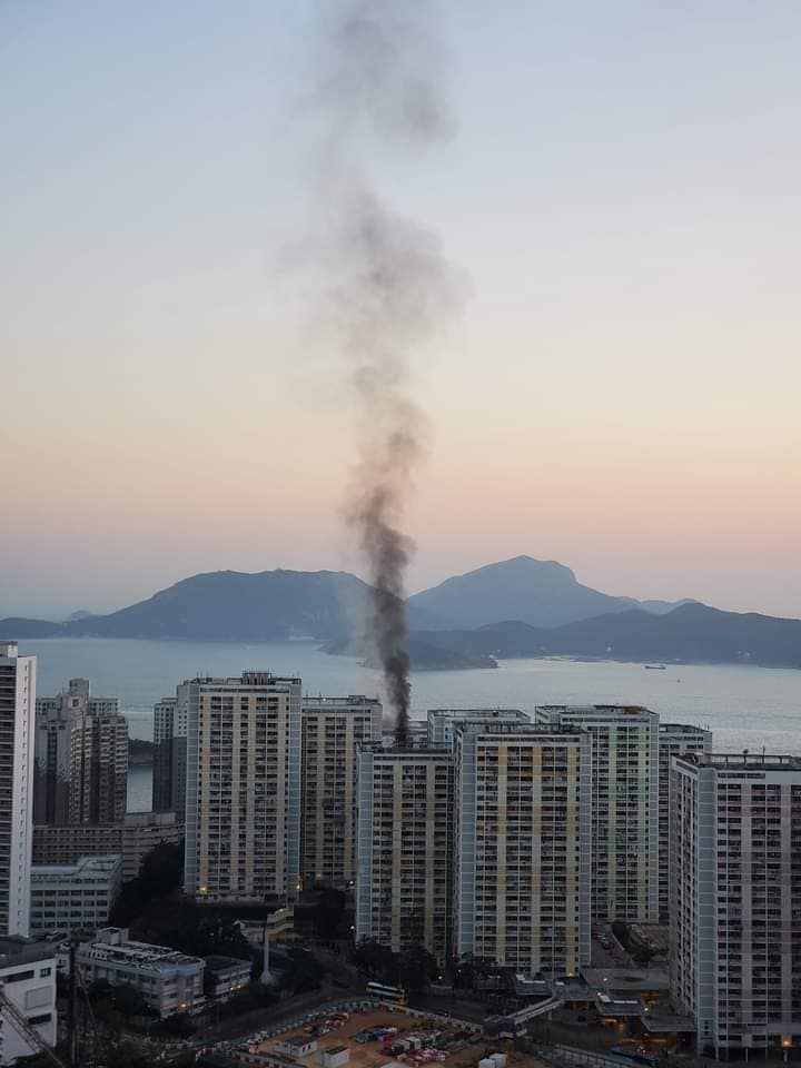華富邨華昌樓起火 現場傳出爆炸聲 (視頻)
