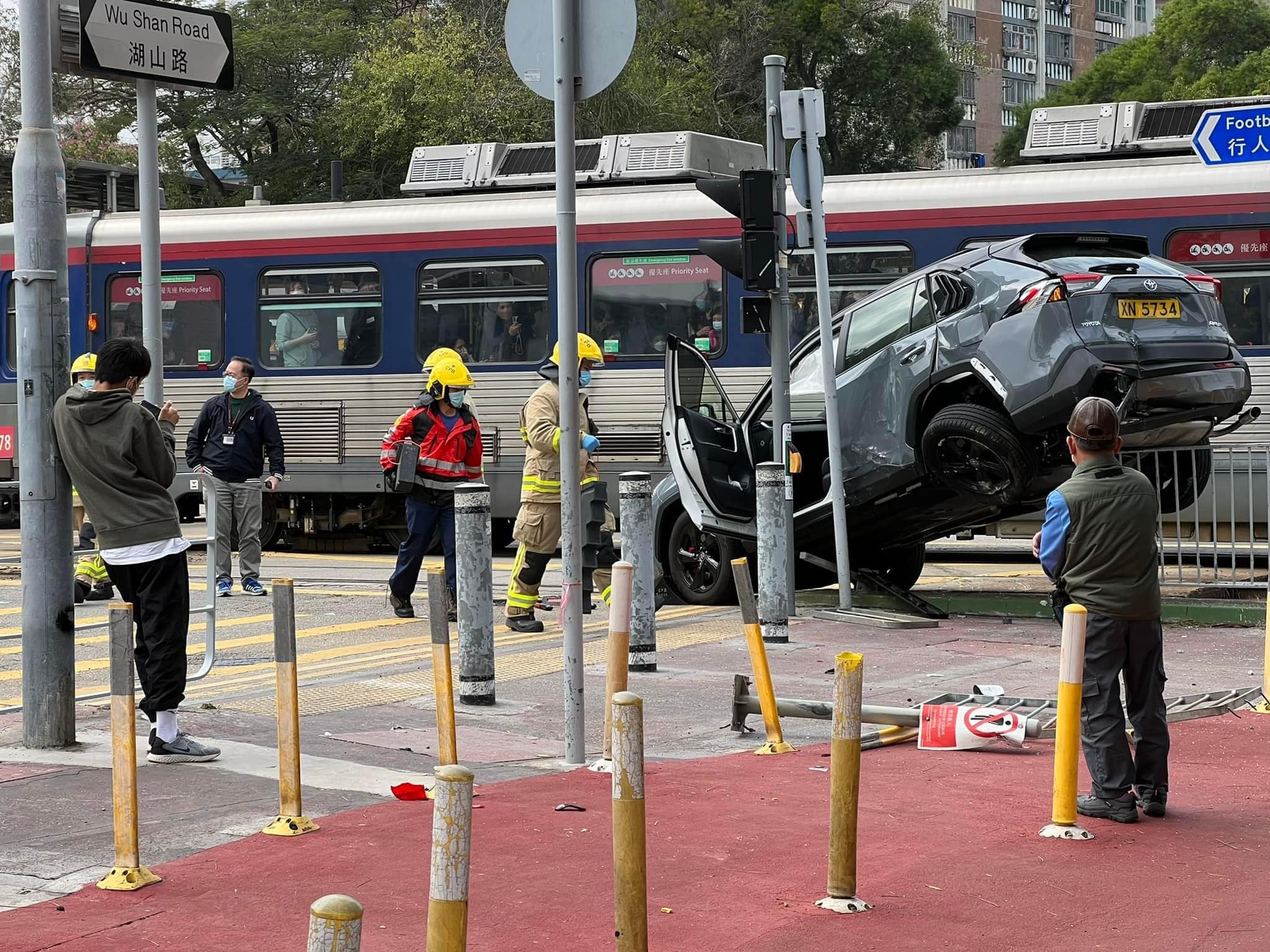 輕鐵私家車相撞 私家車架上鐵欄 (視頻)