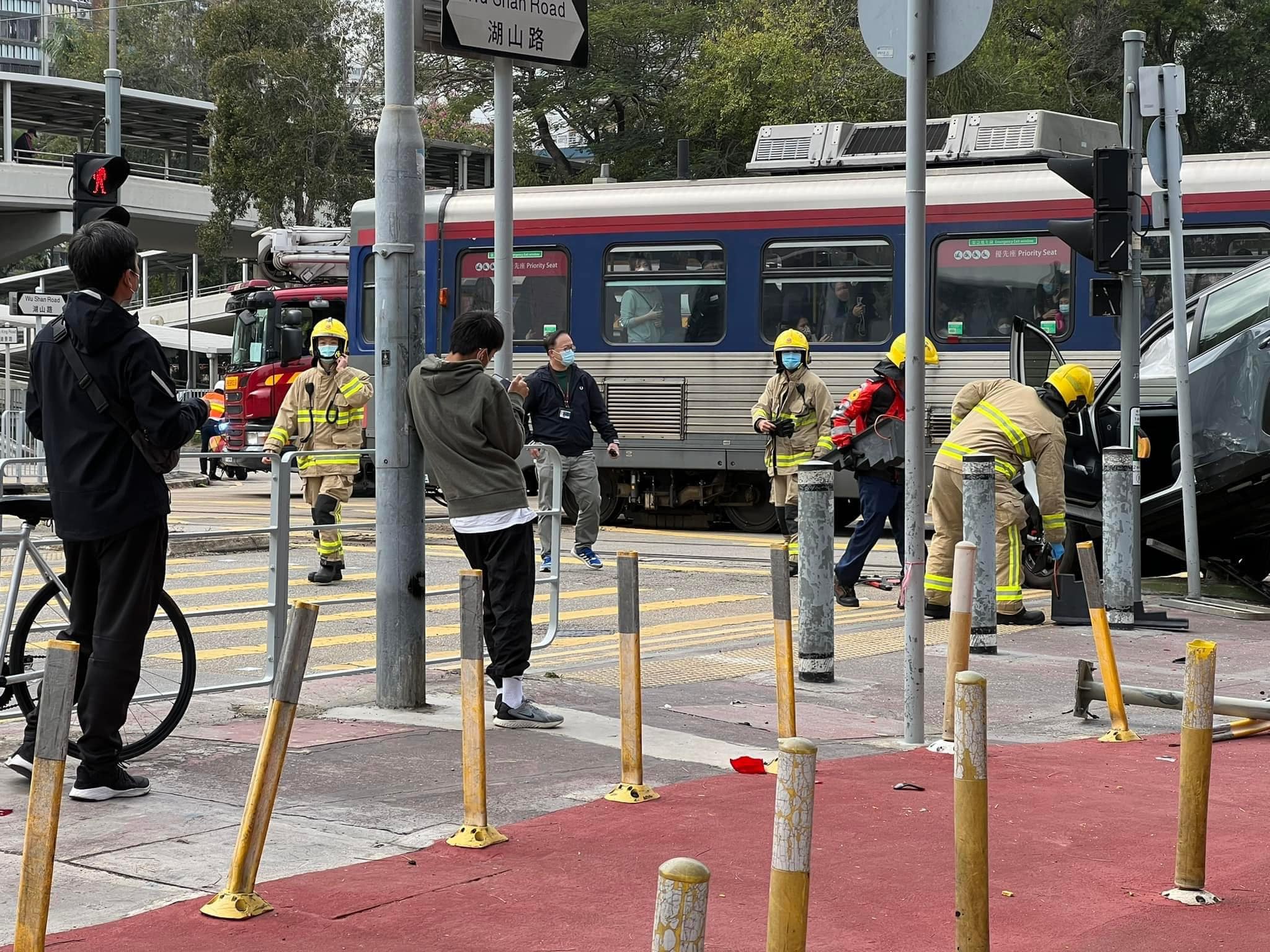 輕鐵私家車相撞 私家車架上鐵欄 (視頻)