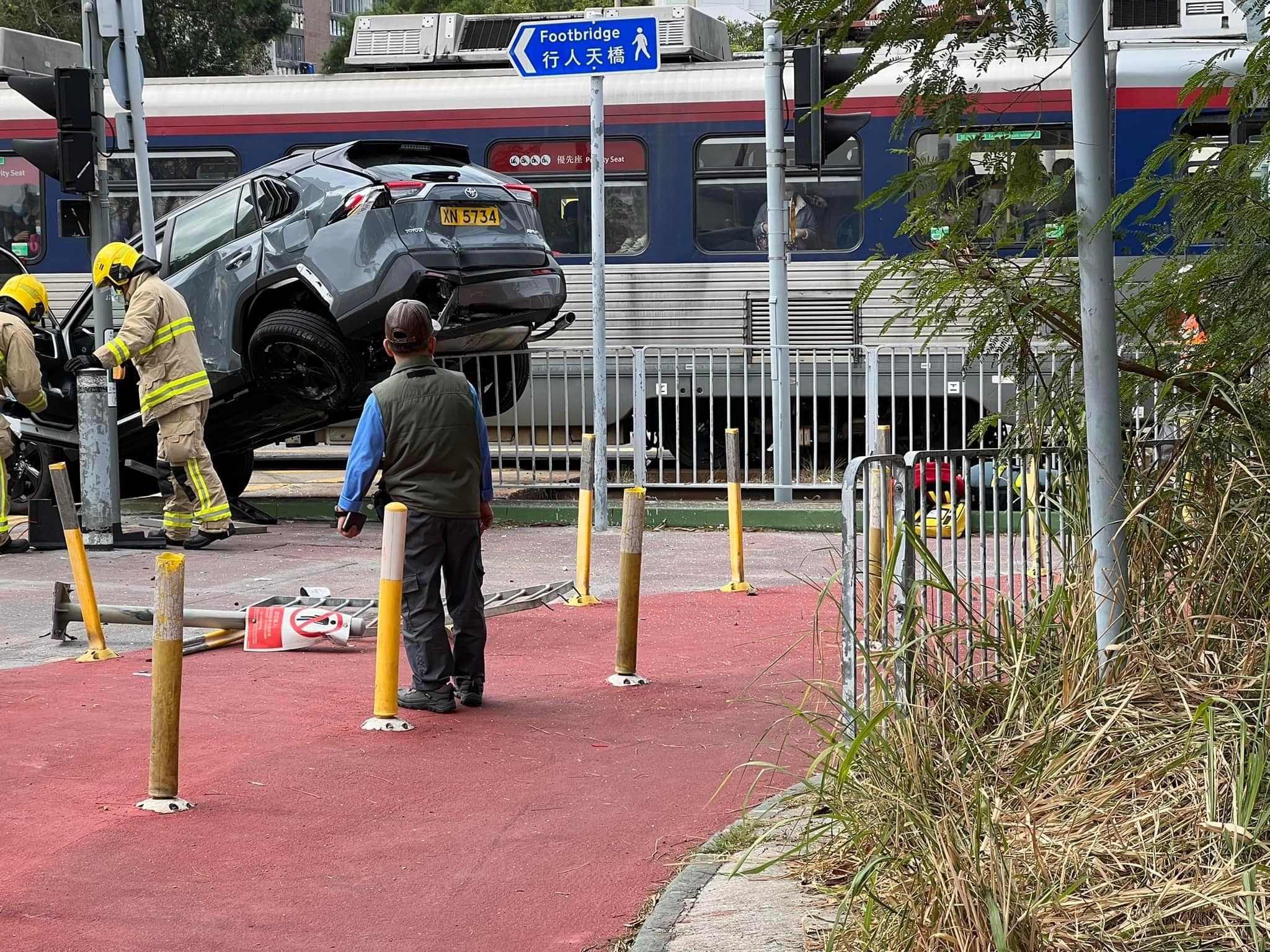 輕鐵私家車相撞 私家車架上鐵欄 (視頻)