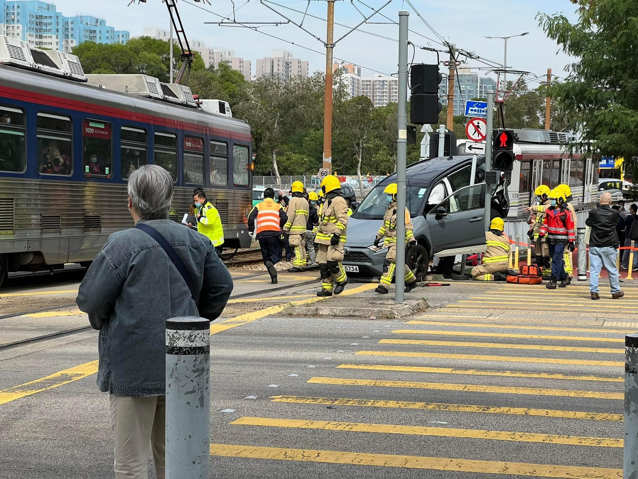 輕鐵私家車相撞 私家車架上鐵欄 (視頻)