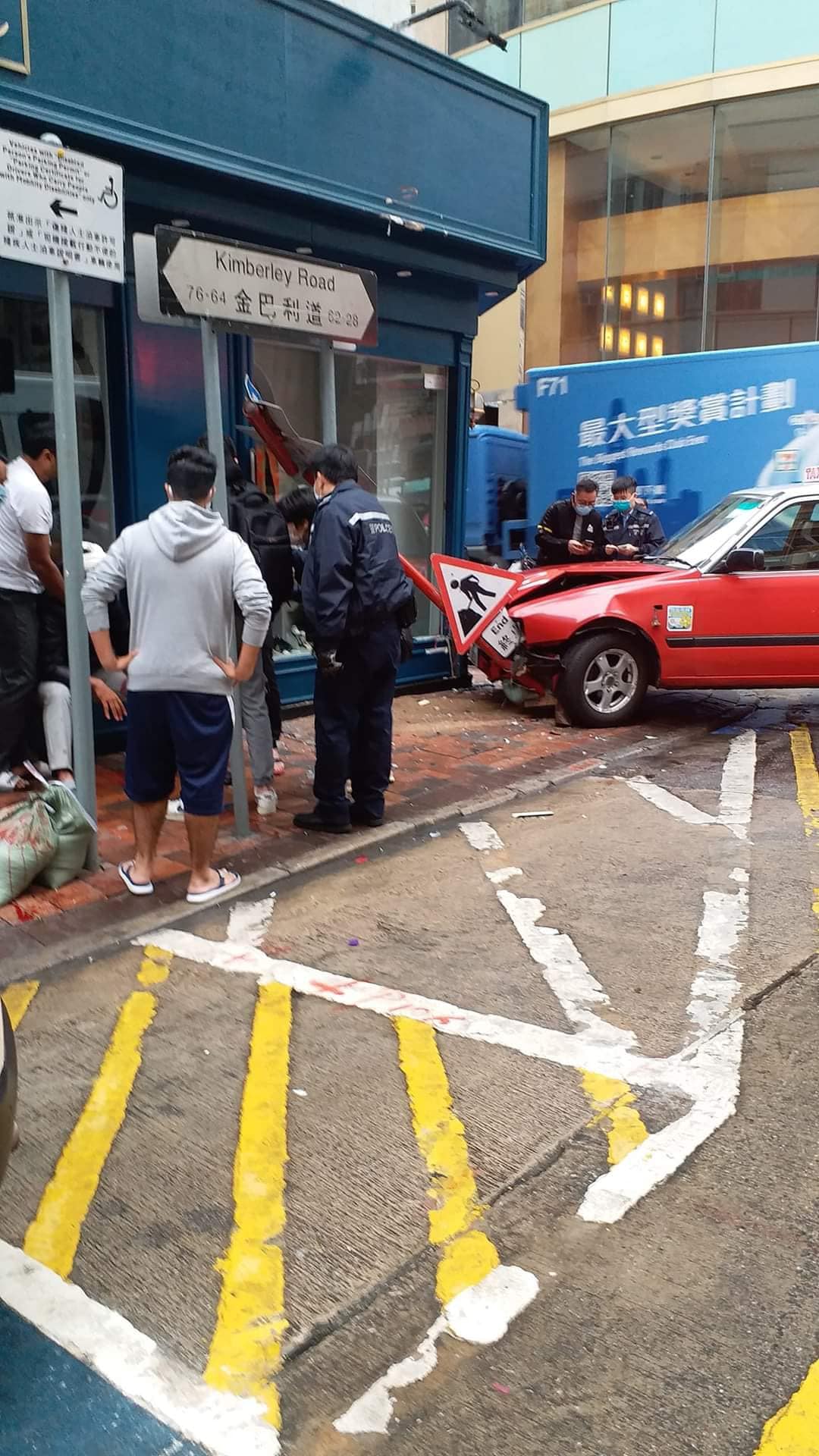 的士沖上行人路 途人被撞倒的告示牌砍頭