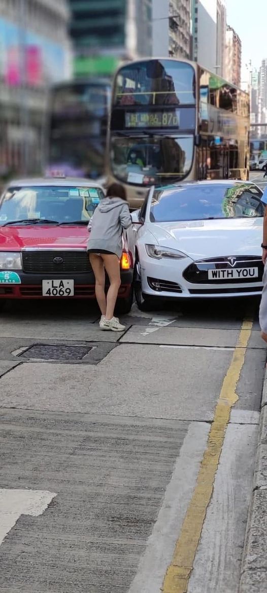 交通事故 Tesla 短裙女司機 引起網哄動