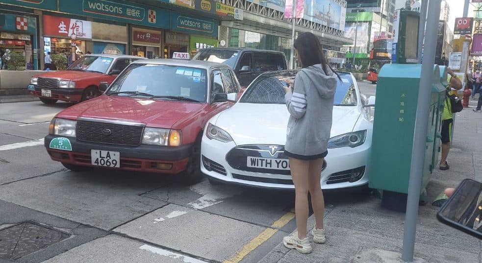 交通事故 Tesla 短裙女司機 引起網哄動