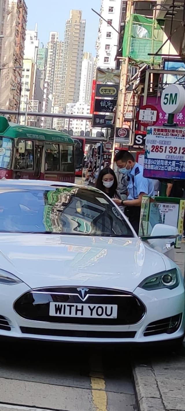 交通事故 Tesla 短裙女司機 引起網哄動