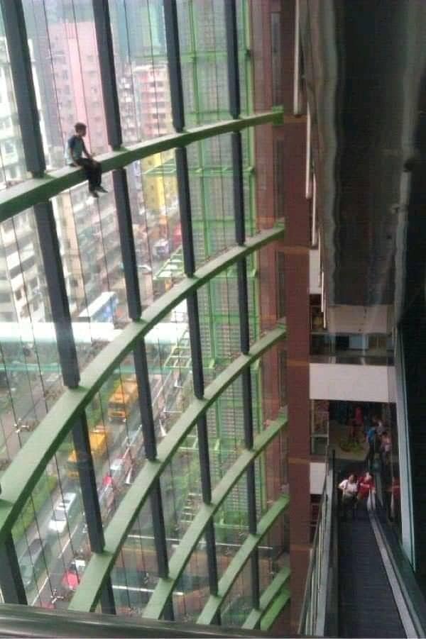 網傳青年危坐西九龍中心玻璃幕牆企圖自殺