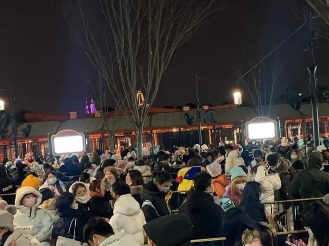 凌晨3點5000人排隊買公仔 有人排到尿血