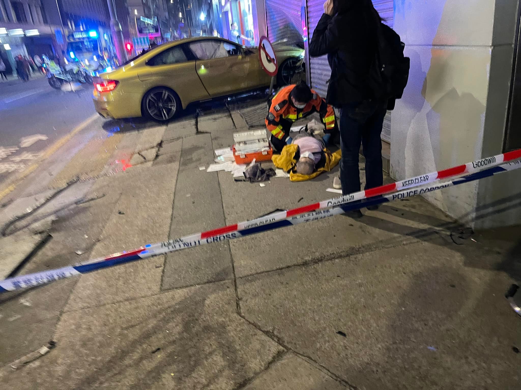 新蒲崗私家車剷上行人路 急撞行人致‎2死多傷 (視頻)