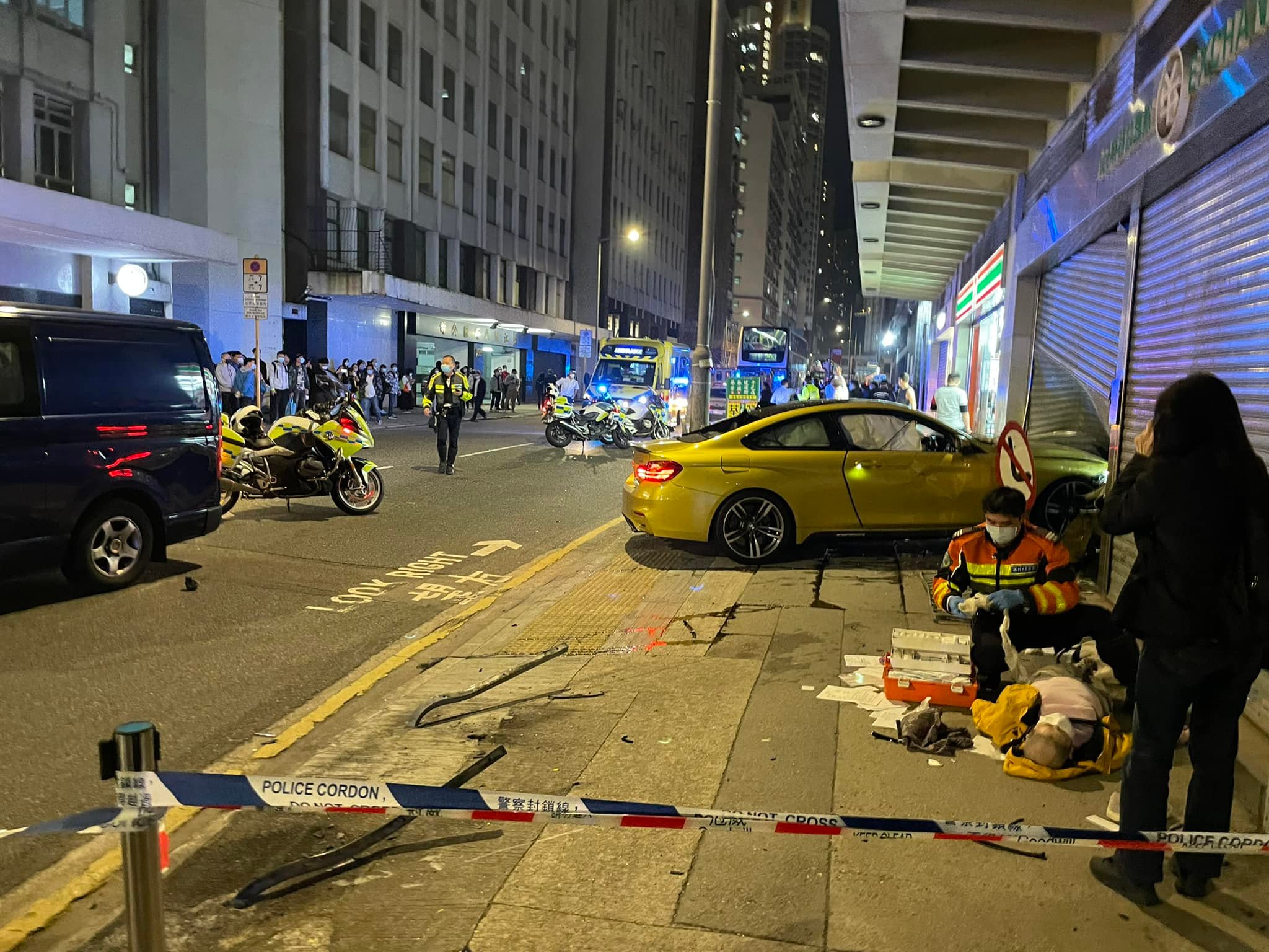 新蒲崗私家車剷上行人路 急撞行人致‎2死多傷 (視頻)