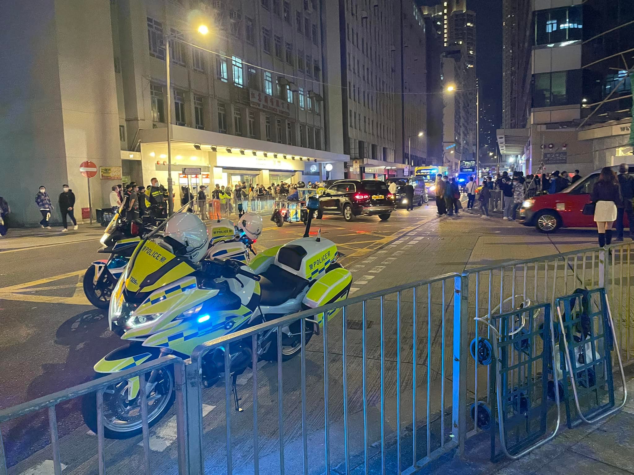 新蒲崗私家車剷上行人路 急撞行人致‎2死多傷 (視頻)