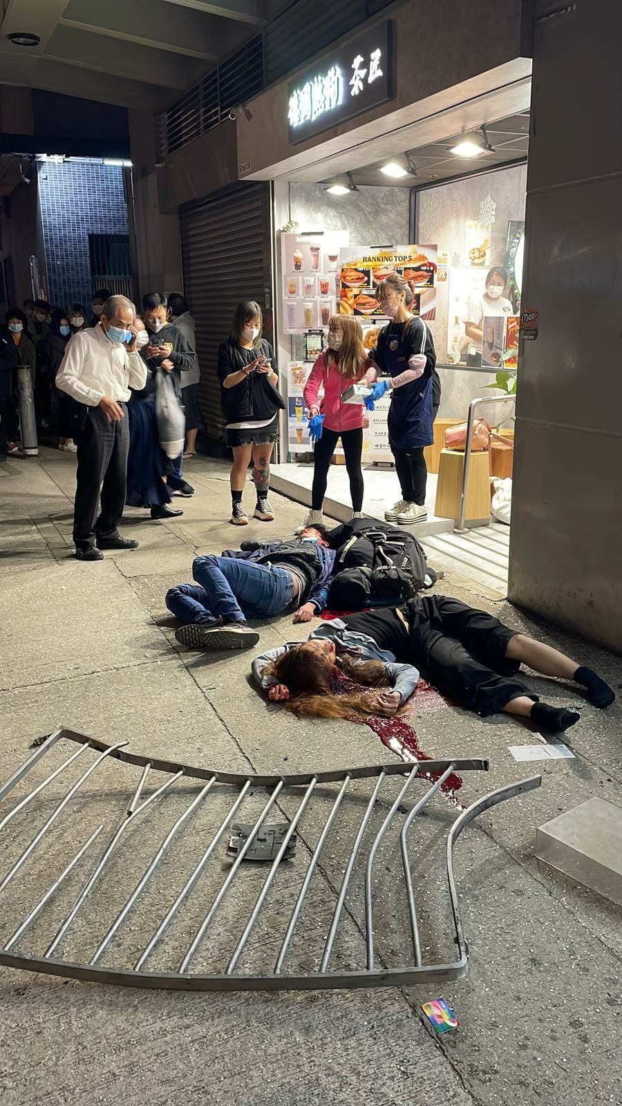 新蒲崗私家車剷上行人路 急撞行人致‎2死多傷 (視頻)