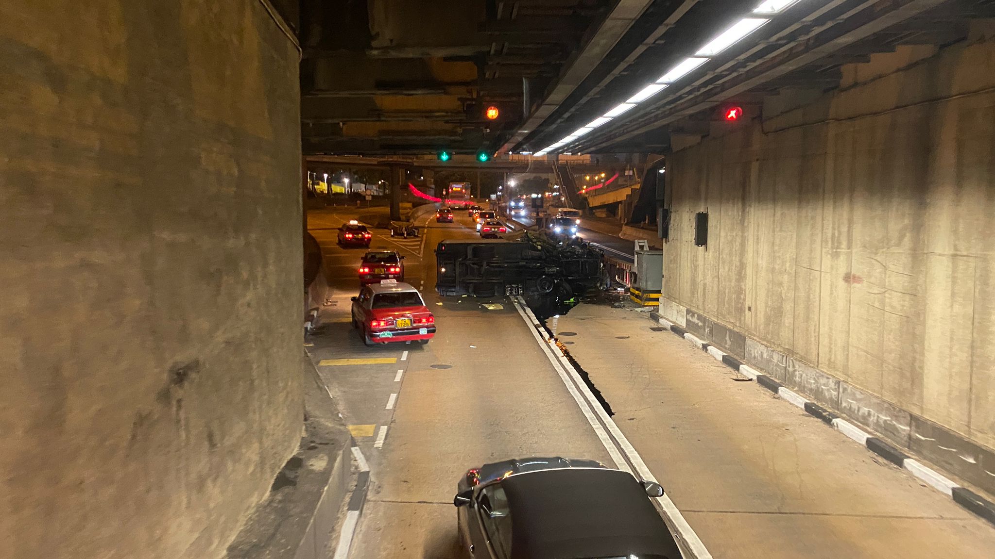 貨車啟德隧道口翻側 司機受傷