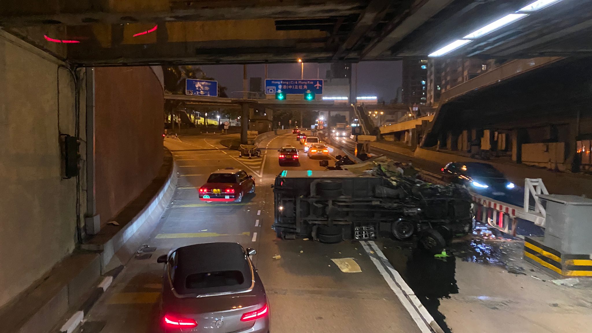 貨車啟德隧道口翻側 司機受傷