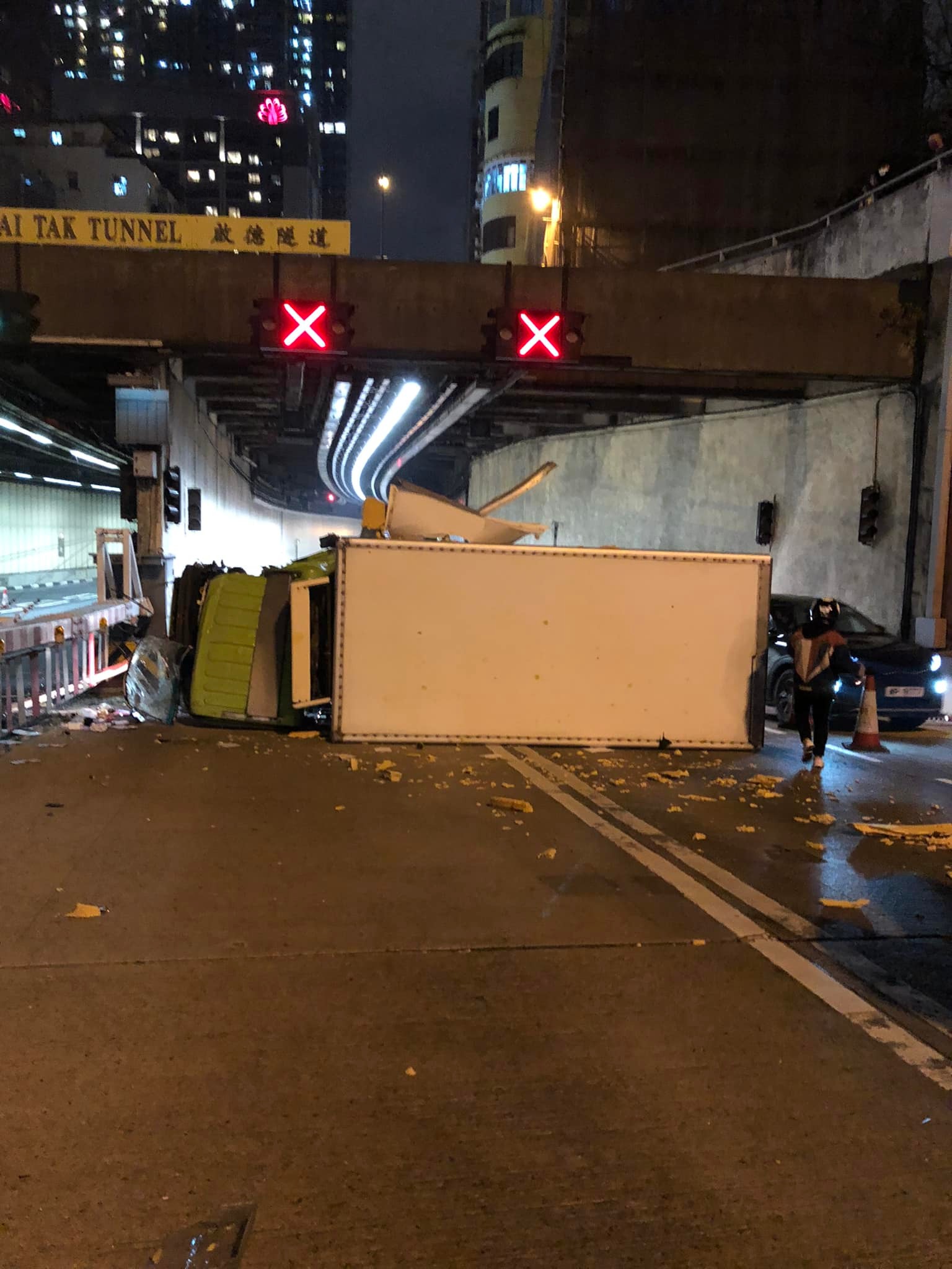 貨車啟德隧道口翻側 司機受傷