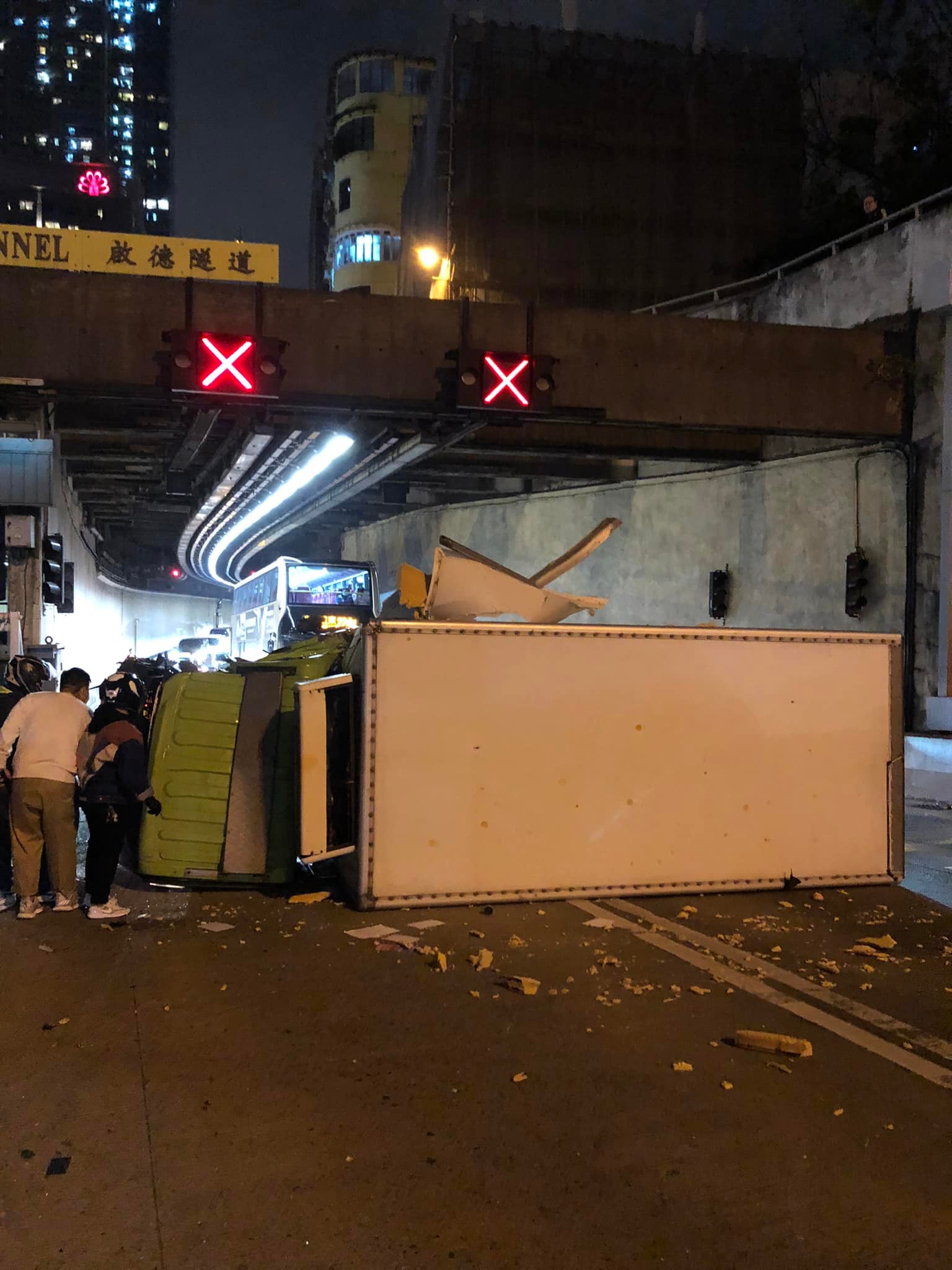 貨車啟德隧道口翻側 司機受傷