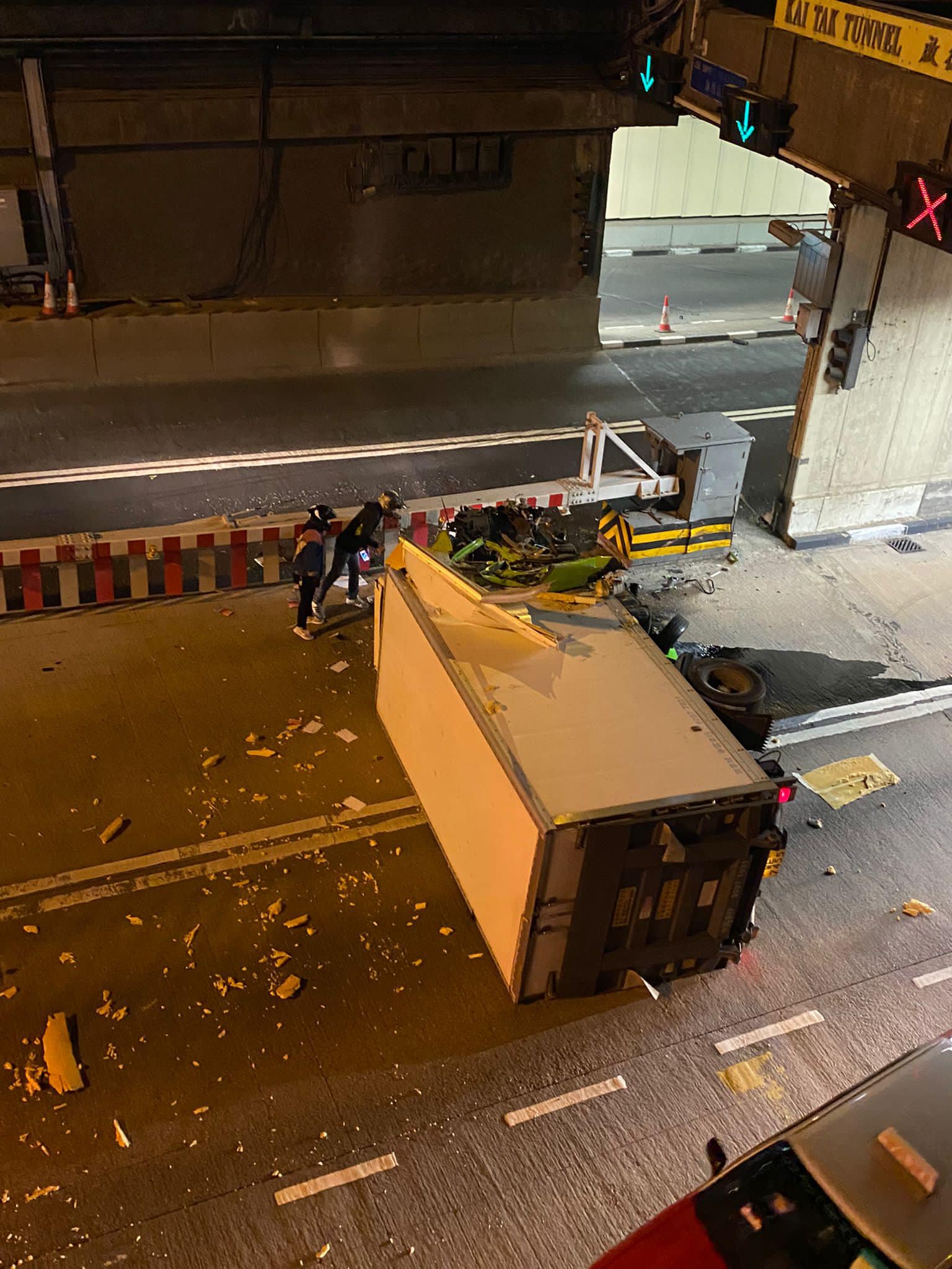 貨車啟德隧道口翻側 司機受傷