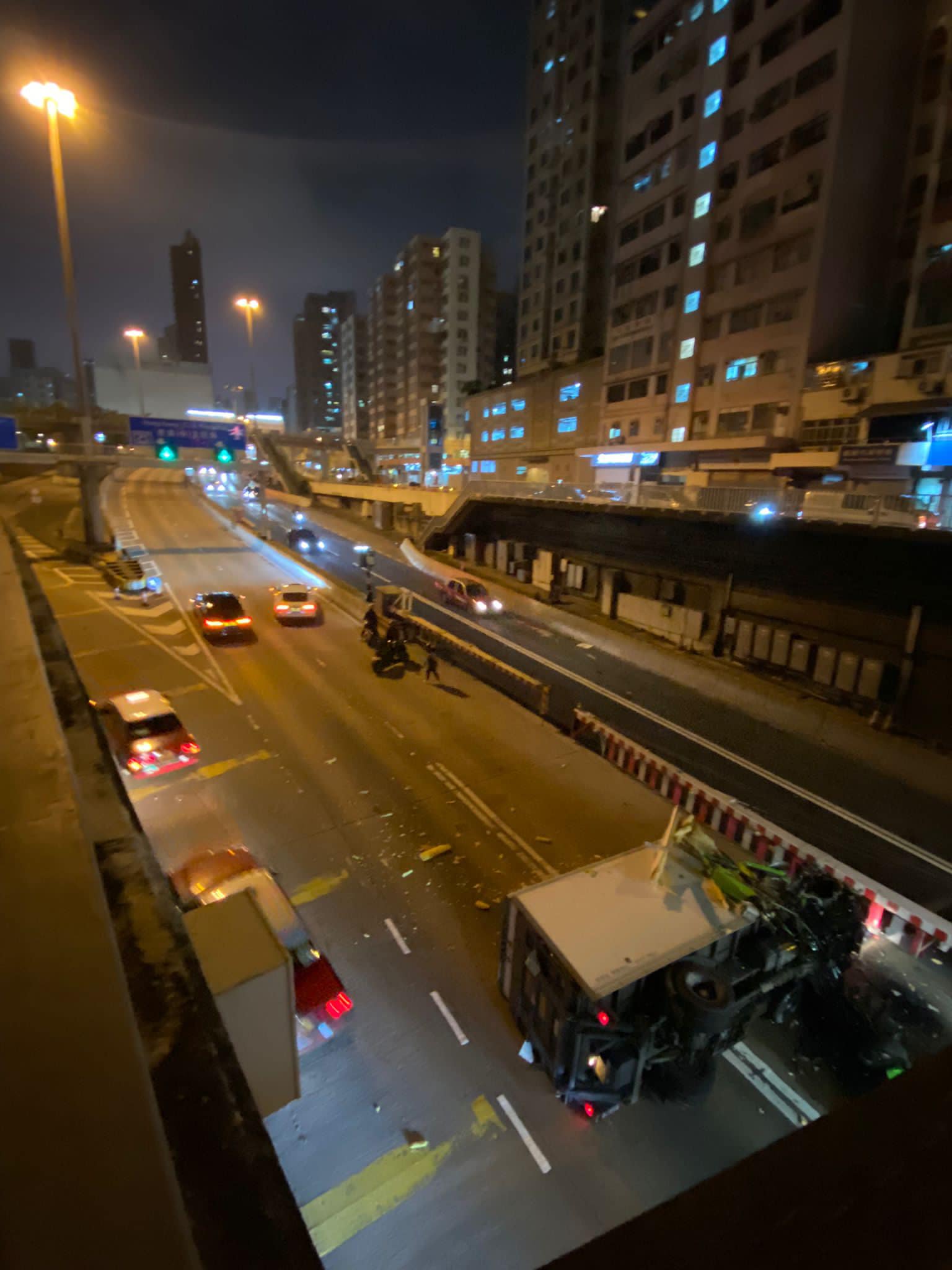 貨車啟德隧道口翻側 司機受傷