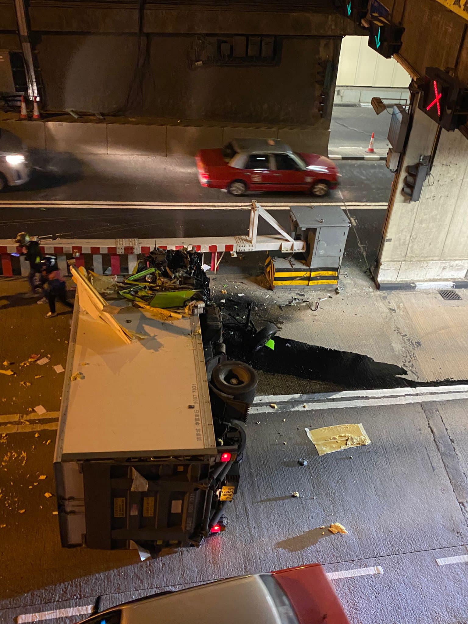 貨車啟德隧道口翻側 司機受傷