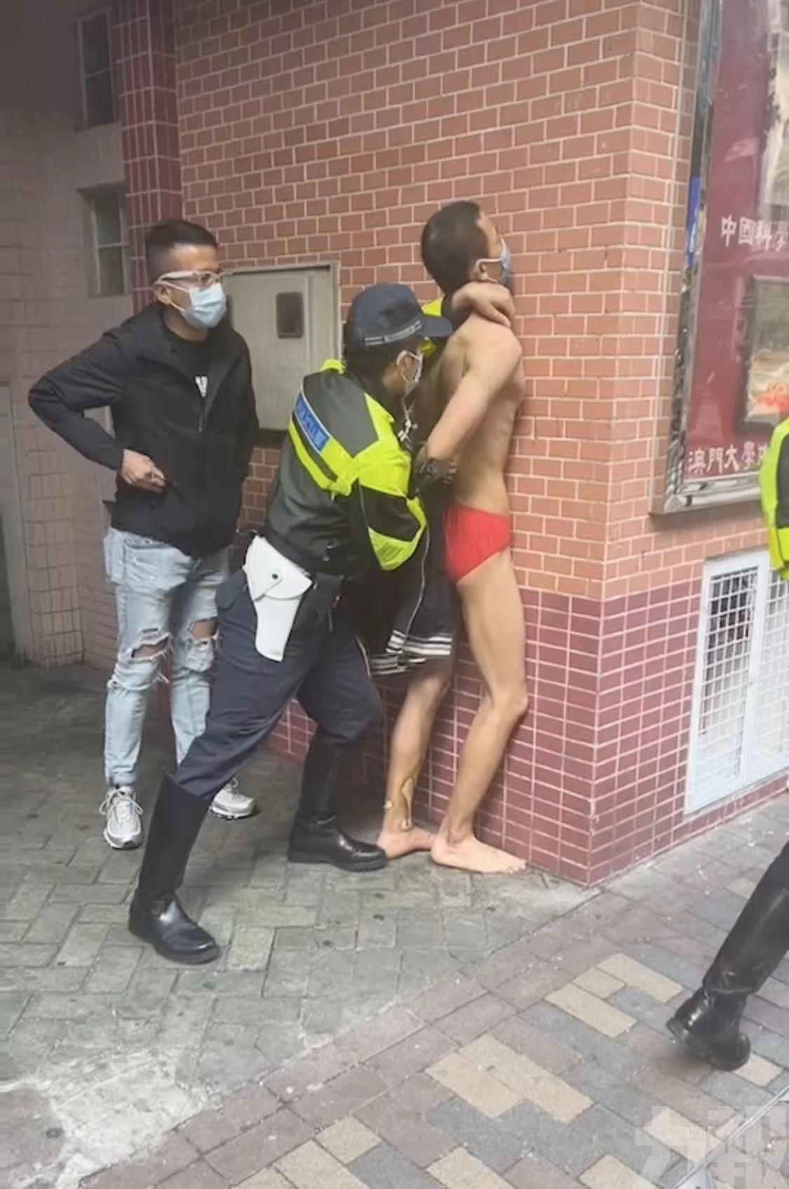智障古惑仔學校門口縱火 反燒著自己