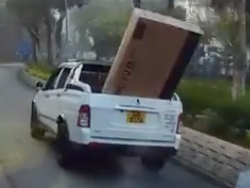 車Cam:電視從車尾飛出馬路 車Cam:電視從車尾飛出馬路