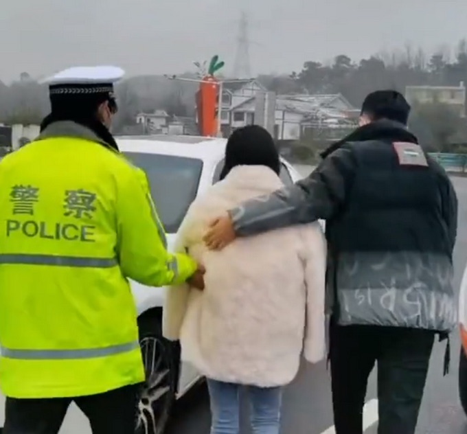 粗心男友把女友忘在旅遊服務區2小時 沒手機又冷又餓