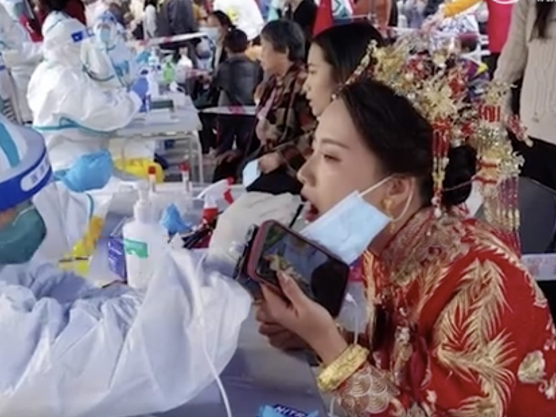著住新娘禮服做核酸檢測 著住新娘禮服做核酸檢測