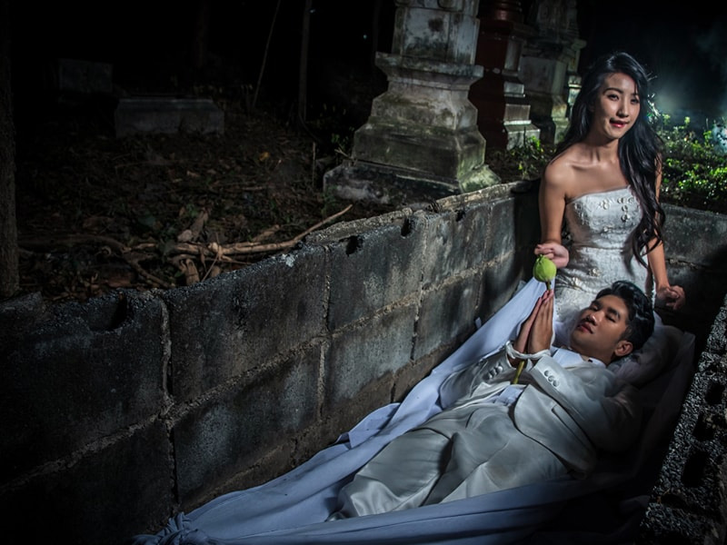 大膽新人墓地躺棺材拍婚紗照,結果 ... 大膽新人墓地躺棺材拍婚紗照,結果 ...