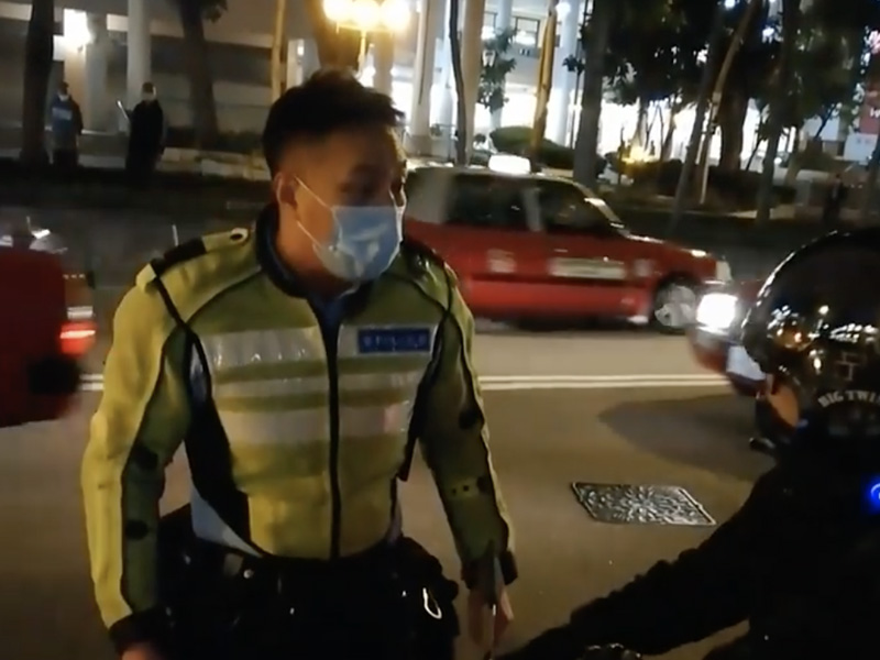 交通警:你得你做咗警察啦,駛乜做外賣呀?! 交通警:你得你做咗警察啦,駛乜做外賣呀?!