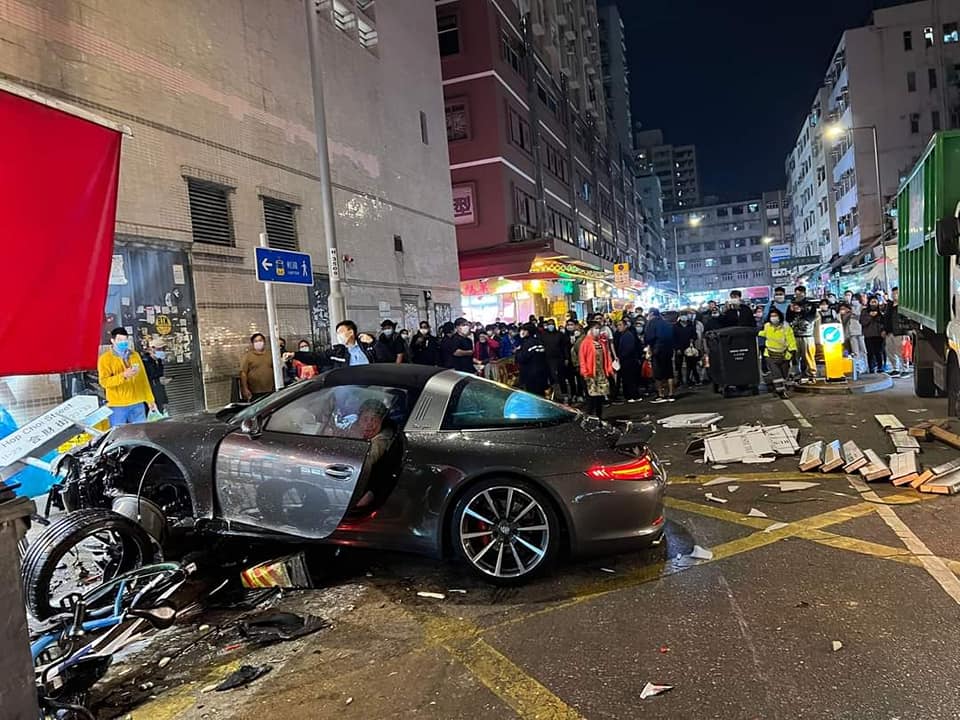 元朗保時捷剷上行人路 (多角度視頻)